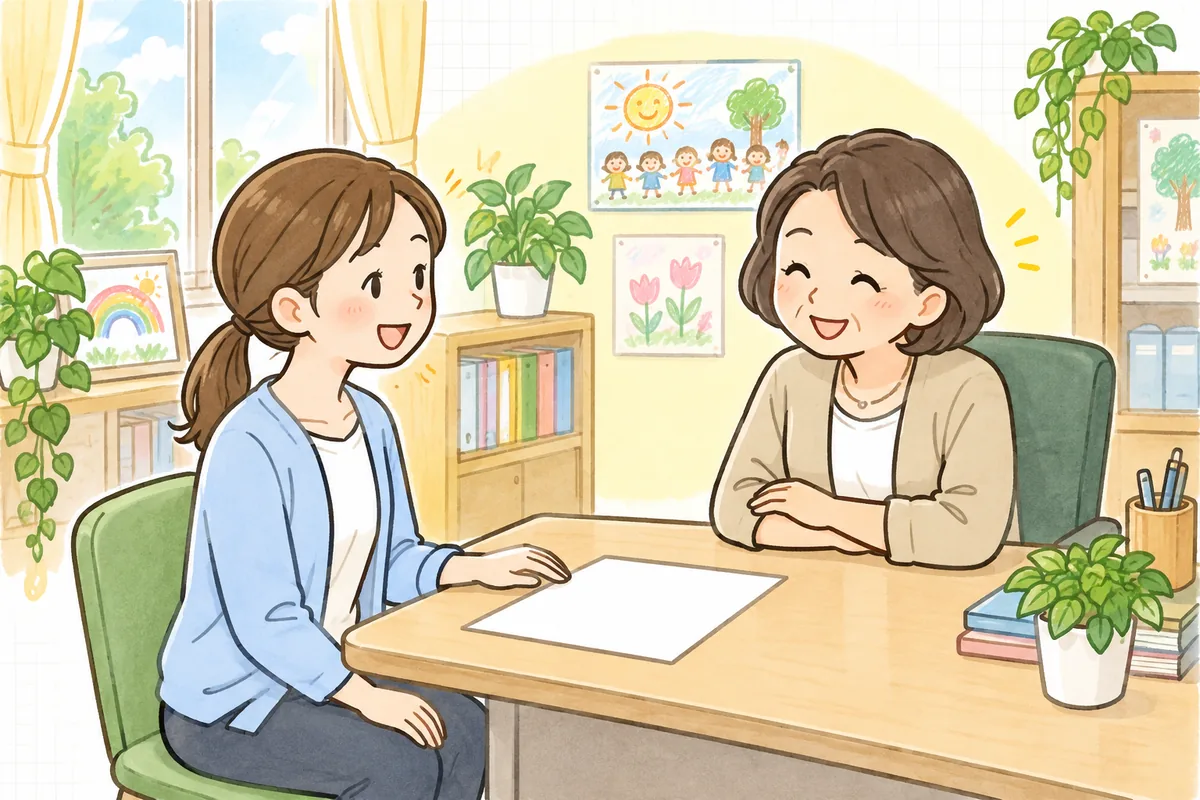 明るい園長室で、事務担当者が差し出した1枚の資料を見ながら、園長が笑顔でうなずいている場面