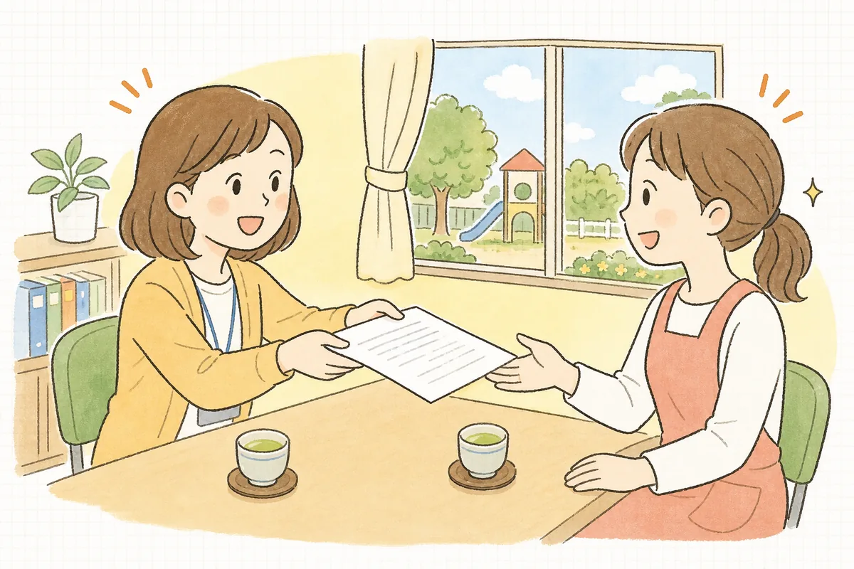 明るい朝の保育園の事務室で、新しく入るパート職員に書類を手渡し、ふたりで笑顔を交わしている事務職員