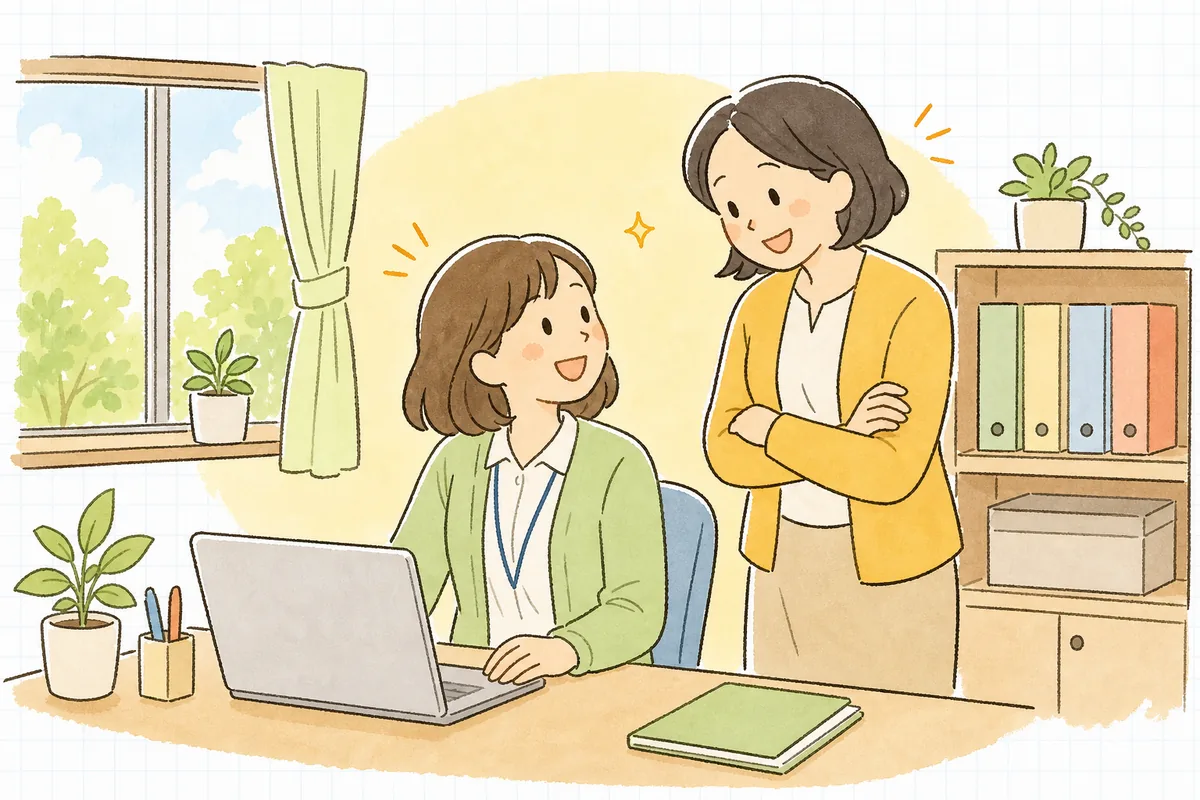 明るい午後の保育園の事務室で、ノートパソコンの画面を見ながら、探していた書類がすぐ見つかってほっと笑顔になっている事務職員と園長